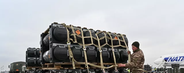 A Ukrainian serviceman is at work to receive the delivery of FGM-148 Javelins, American man-portable anti-tank missile provided by US to Ukraine as part of a military support, at Kiev's airport Borispol on February 11, 2022. A Ukrainian serviceman is at work to receive the delivery of FGM-148 Javelins, American man-portable anti-tank missile provided by US to Ukraine as part of a military support, at Kiev's airport Borispol on February 11, 2022. - Sputnik International, 1920, 18.11.2023